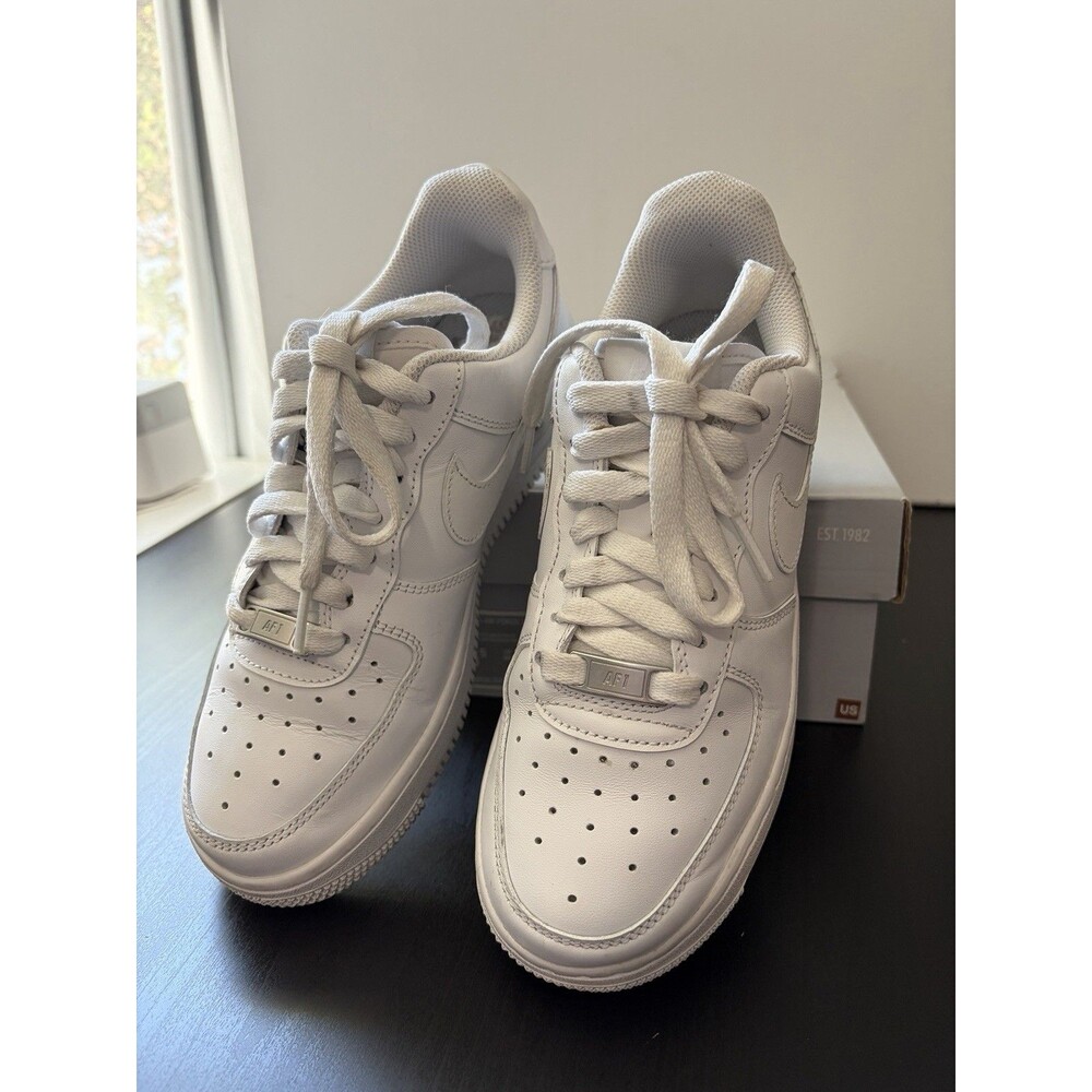 Nike Air Force 1 ‘07 Women’s Size 6.5 Triple White Leather DD8959-100 w/ Box - Picture 3 of 7